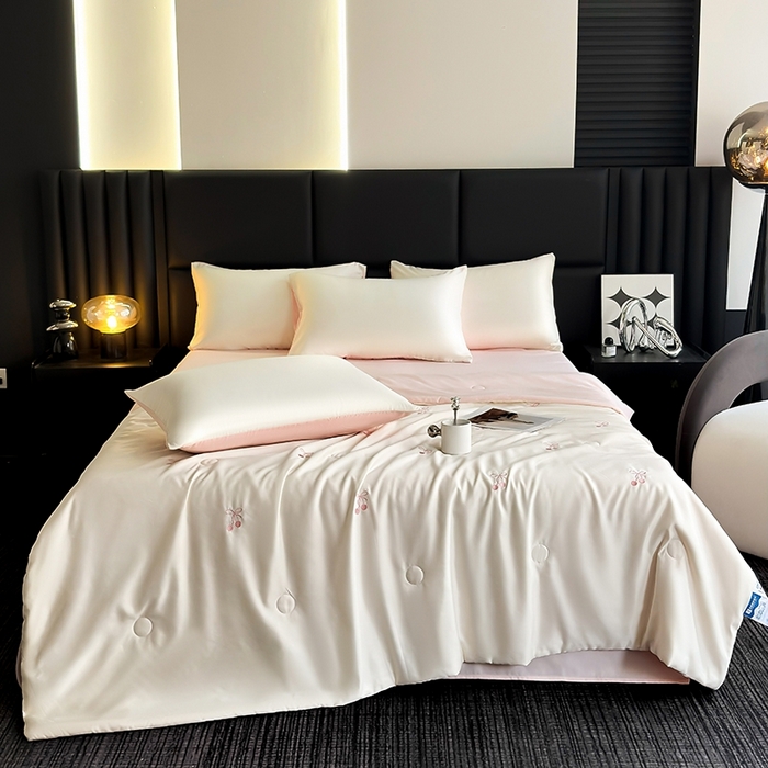 91家纺网 家纺一手货源 找家纺 暖意家纺 2026春夏新款水洗真丝夏被夏凉被空调被四件套 樱桃之恋-米粉