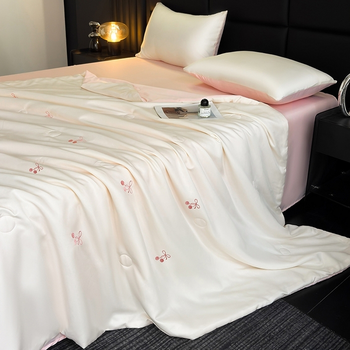 91家纺网 家纺一手货源 找家纺 暖意家纺 2026春夏新款水洗真丝夏被夏凉被空调被四件套 樱桃之恋-米粉