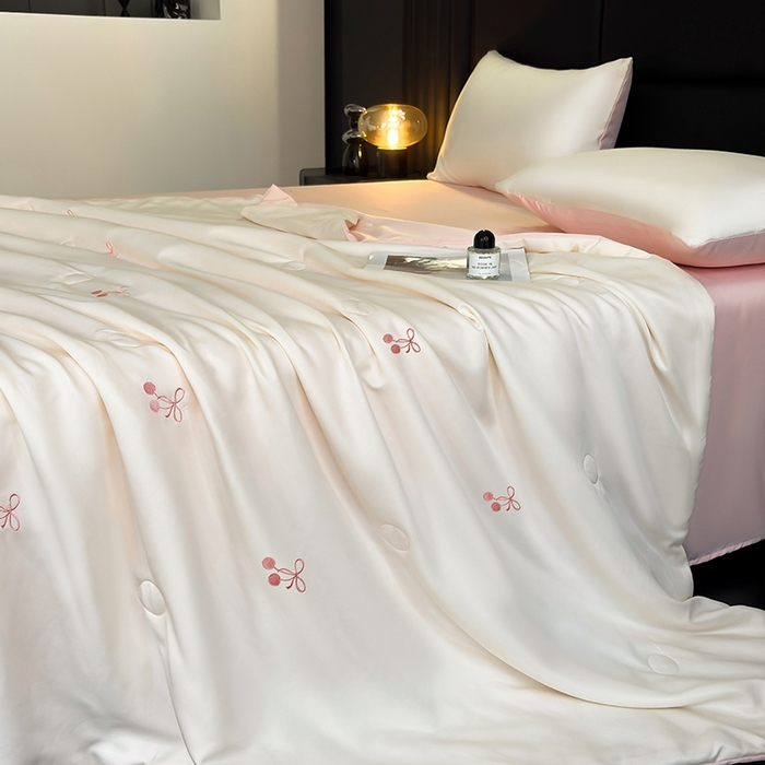 91家纺网 家纺一手货源 找家纺 暖意家纺 2026春夏新款水洗真丝夏被夏凉被空调被四件套 樱桃之恋-米粉