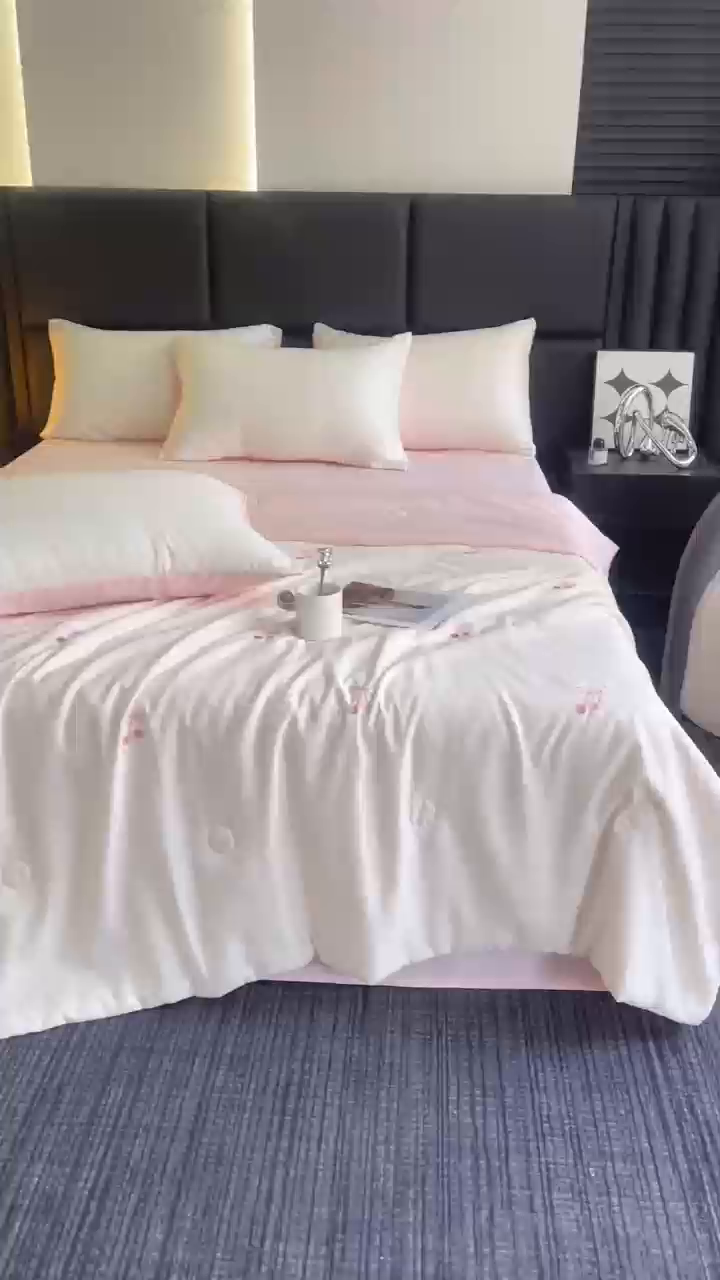 91家纺网 家纺一手货源 找家纺 暖意家纺 2026春夏新款水洗真丝夏被夏凉被空调被四件套 樱桃之恋-米粉