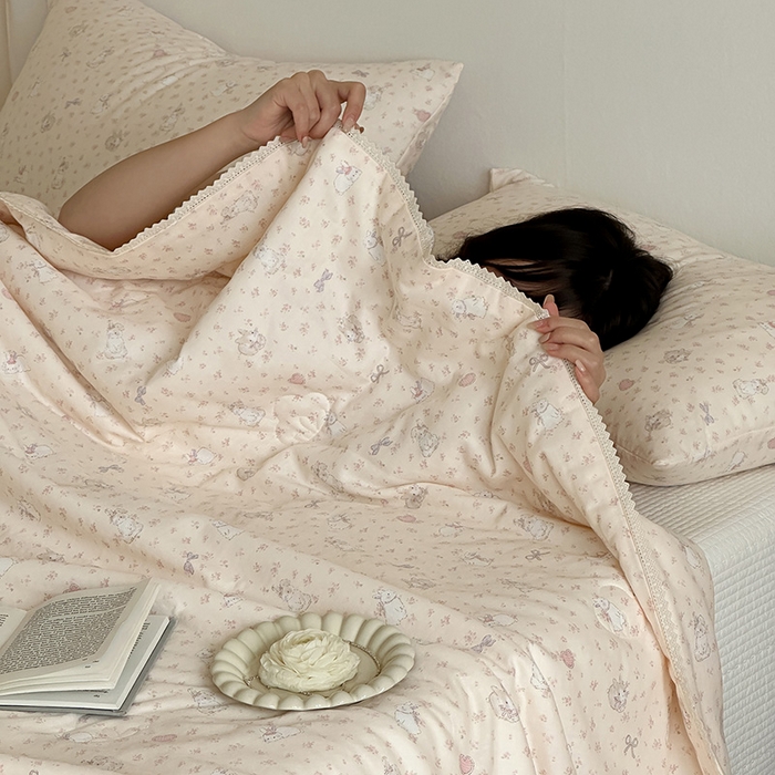 91家纺网 家纺一手货源 找家纺 一加一 2026新款全棉双层纱印花凉感夏被-云纱织梦 碎花邦尼兔