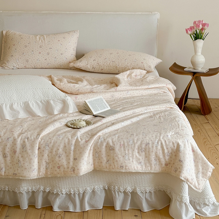 91家纺网 家纺一手货源 找家纺 一加一 2026新款全棉双层纱印花凉感夏被-云纱织梦 碎花邦尼兔