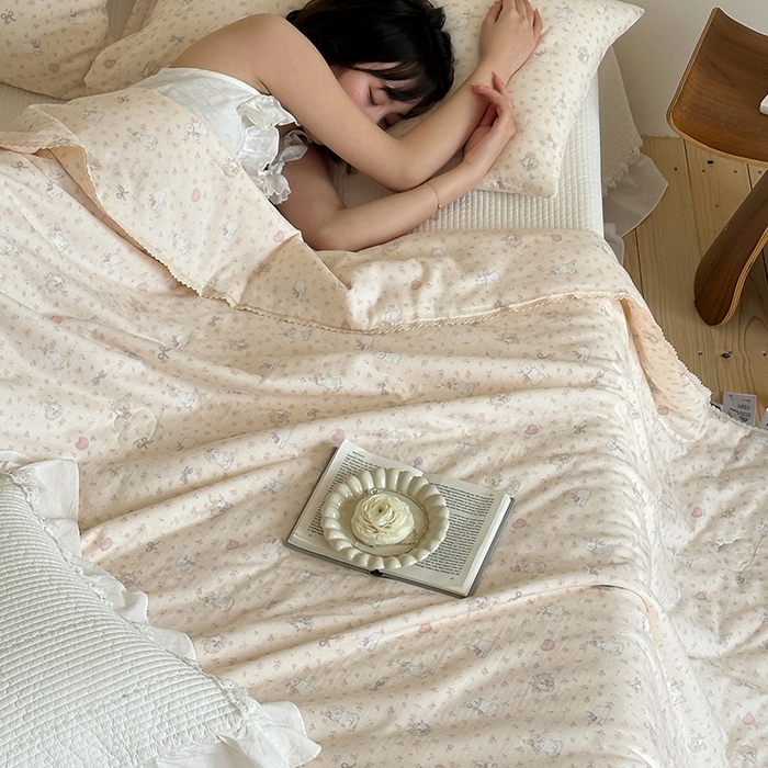 91家纺网 家纺一手货源 找家纺 一加一 2026新款全棉双层纱印花凉感夏被-云纱织梦 碎花邦尼兔