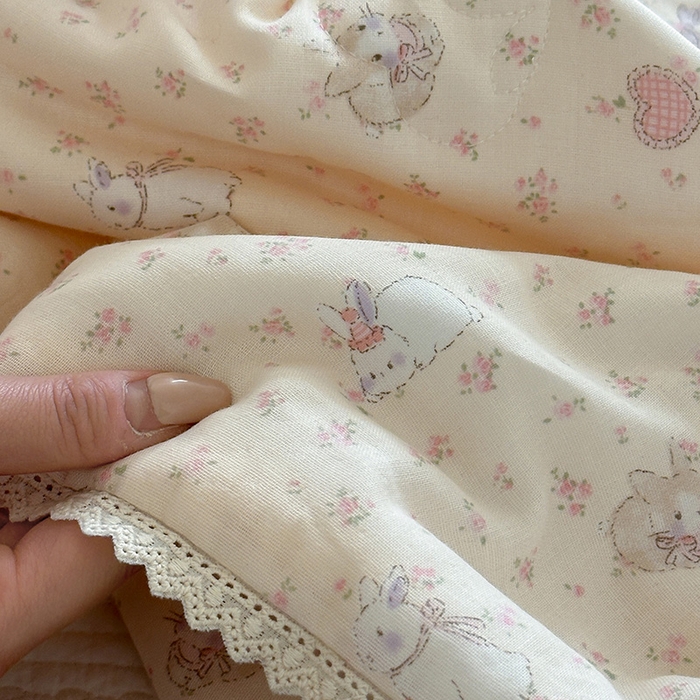 91家纺网 家纺一手货源 找家纺 一加一 2026新款全棉双层纱印花凉感夏被-云纱织梦 碎花邦尼兔