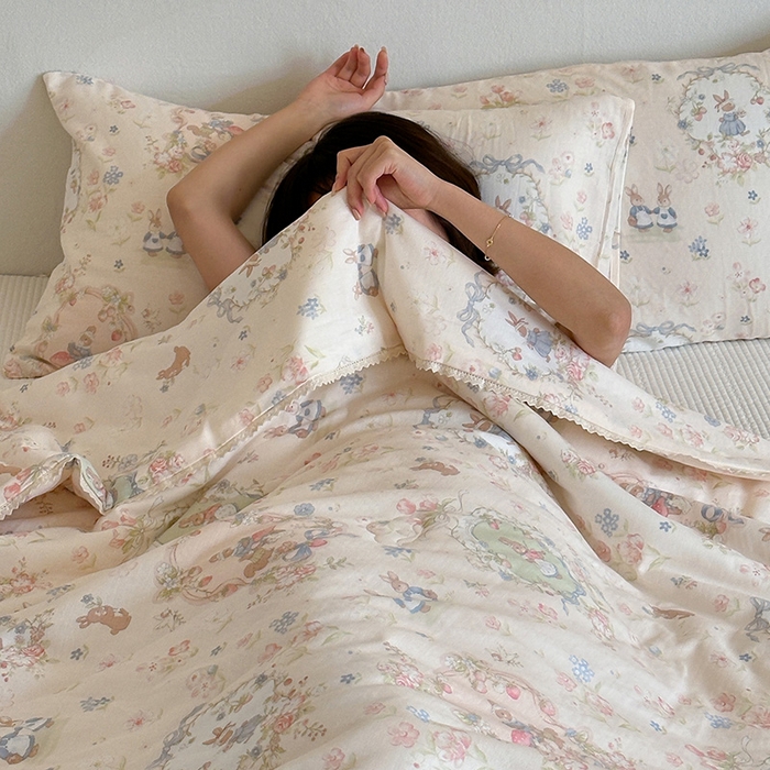91家纺网 家纺一手货源 找家纺 一加一 2026新款全棉双层纱印花凉感夏被-云纱织梦 爱丽丝