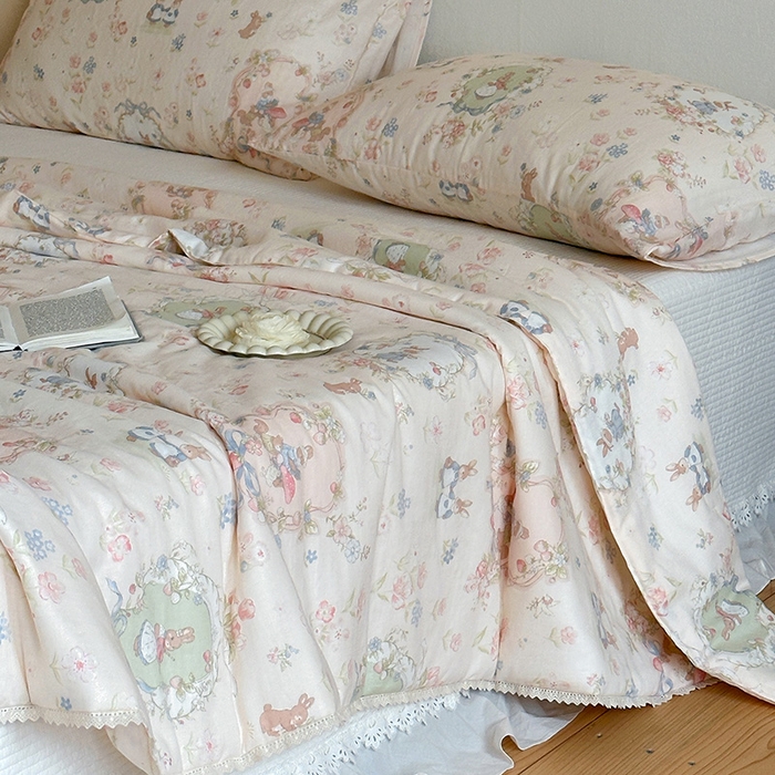 91家纺网 家纺一手货源 找家纺 一加一 2026新款全棉双层纱印花凉感夏被-云纱织梦 爱丽丝