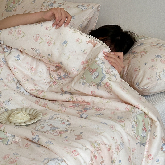 91家纺网 家纺一手货源 找家纺 一加一 2026新款全棉双层纱印花凉感夏被-云纱织梦 爱丽丝