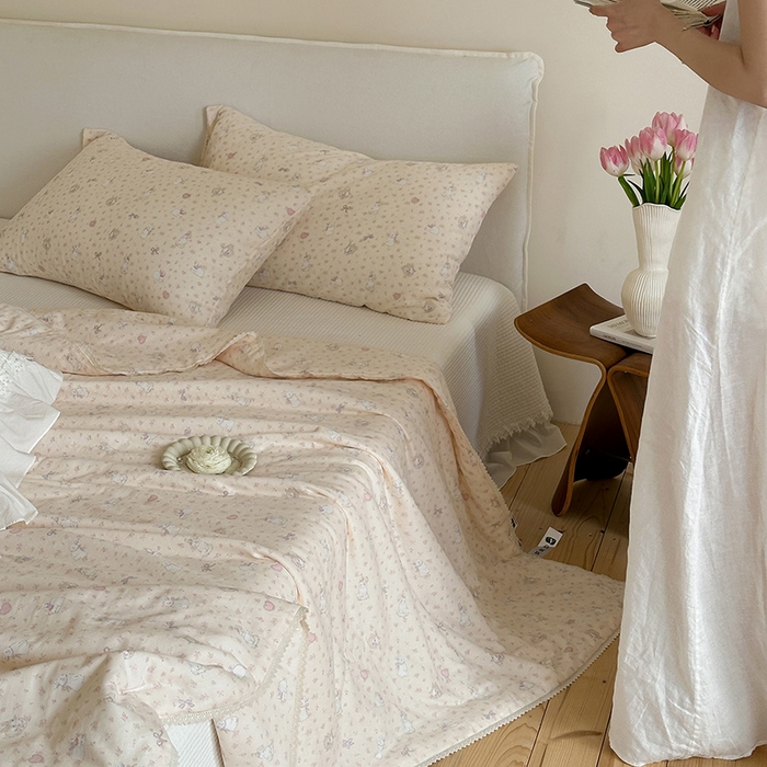 91家纺网 家纺一手货源 找家纺 一加一 2026新款全棉双层纱印花凉感夏被-云纱织梦 碎花邦尼兔