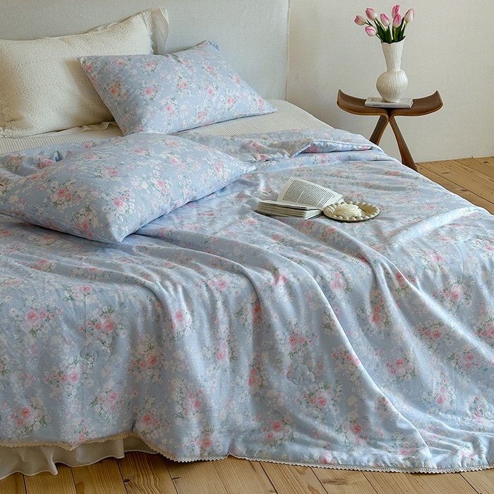 91家纺网 家纺一手货源 找家纺 一加一 2026新款全棉双层纱印花凉感夏被-云纱织梦 莱茵河畔