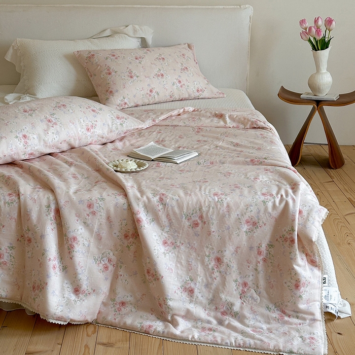 91家纺网 家纺一手货源 找家纺 一加一 2026新款全棉双层纱印花凉感夏被-云纱织梦 花海