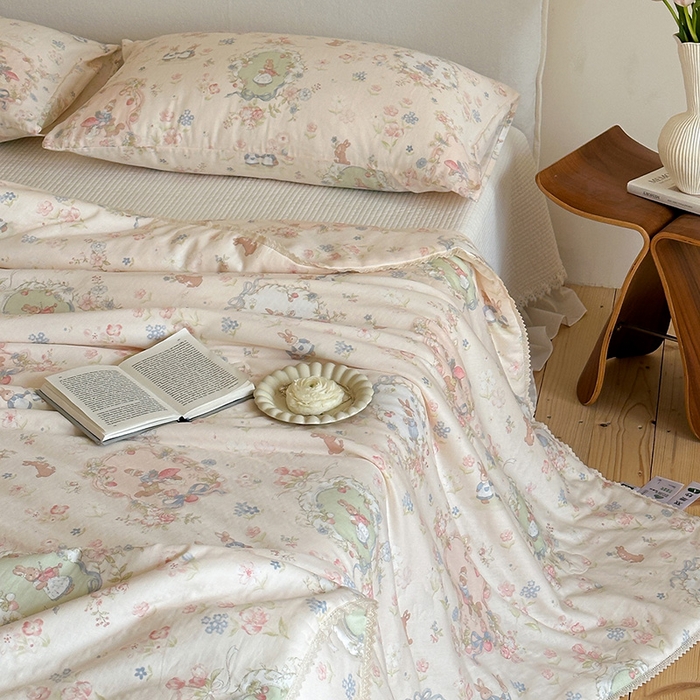 91家纺网 家纺一手货源 找家纺 一加一 2026新款全棉双层纱印花凉感夏被-云纱织梦 爱丽丝