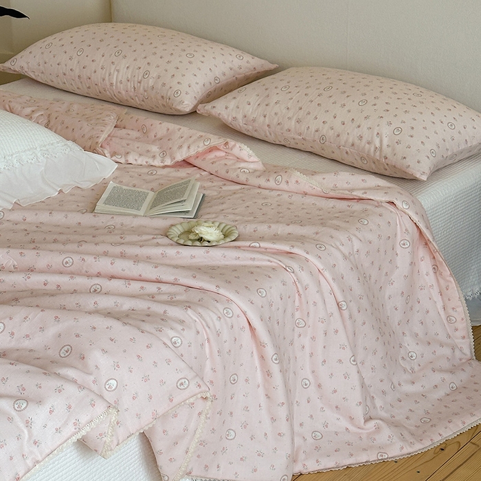 91家纺网 家纺一手货源 找家纺 一加一 2026新款全棉双层纱印花凉感夏被-云纱织梦 秘密花园