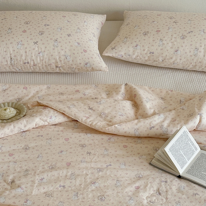 91家纺网 家纺一手货源 找家纺 一加一 2026新款全棉双层纱印花凉感夏被-云纱织梦 碎花邦尼兔