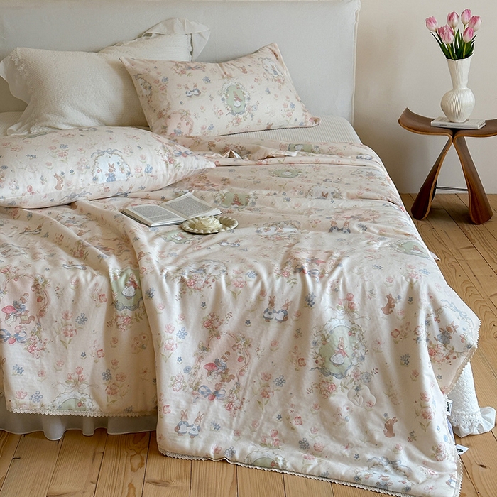 91家纺网 家纺一手货源 找家纺 一加一 2026新款全棉双层纱印花凉感夏被-云纱织梦 爱丽丝