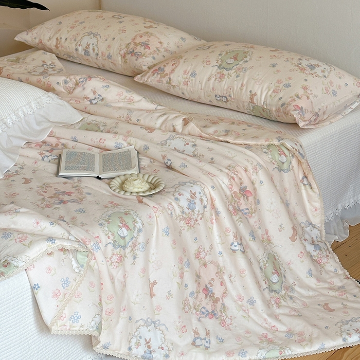 91家纺网 家纺一手货源 找家纺 一加一 2026新款全棉双层纱印花凉感夏被-云纱织梦 爱丽丝