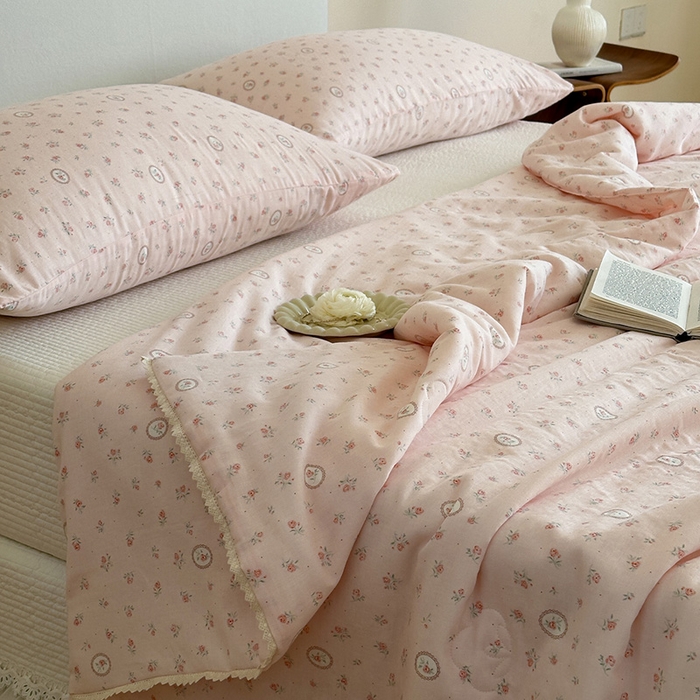 91家纺网 家纺一手货源 找家纺 一加一 2026新款全棉双层纱印花凉感夏被-云纱织梦 秘密花园