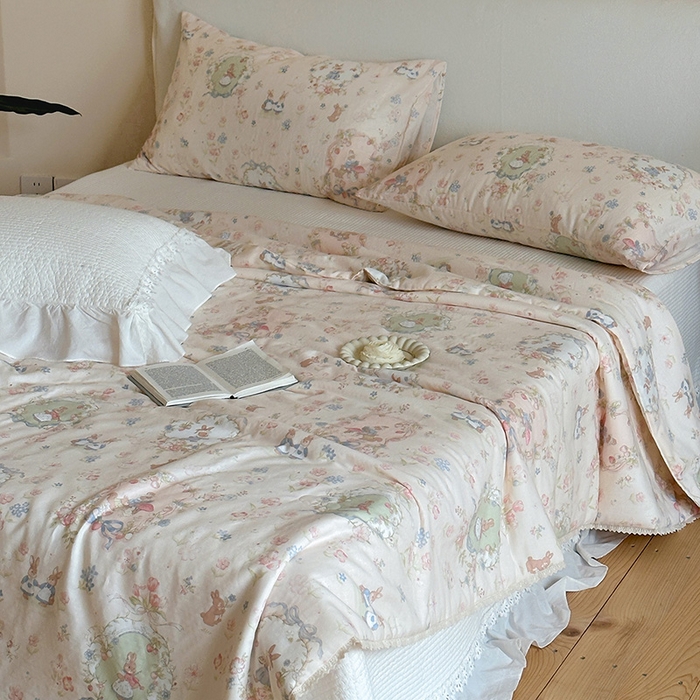 91家纺网 家纺一手货源 找家纺 一加一 2026新款全棉双层纱印花凉感夏被-云纱织梦 爱丽丝