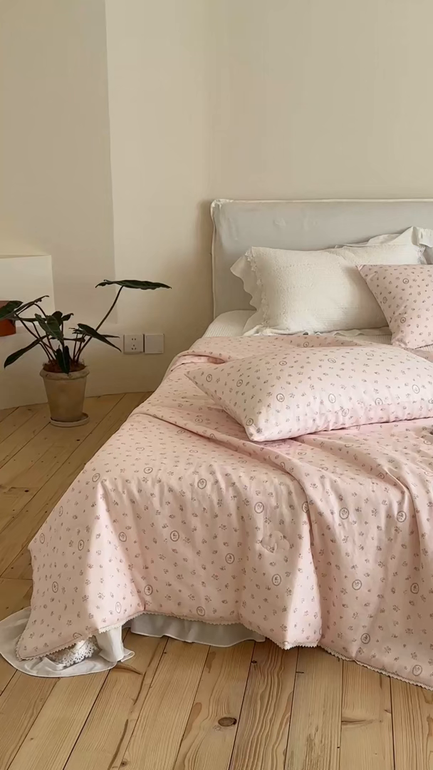 91家纺网 家纺一手货源 找家纺 一加一 2026新款全棉双层纱印花凉感夏被-云纱织梦 秘密花园