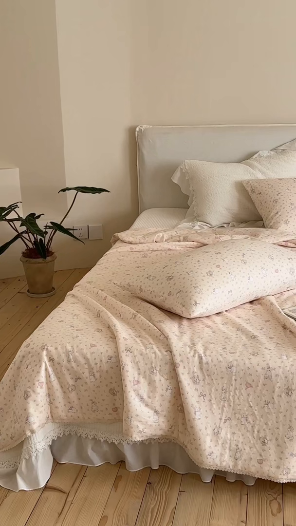 91家纺网 家纺一手货源 找家纺 一加一 2026新款全棉双层纱印花凉感夏被-云纱织梦 碎花邦尼兔