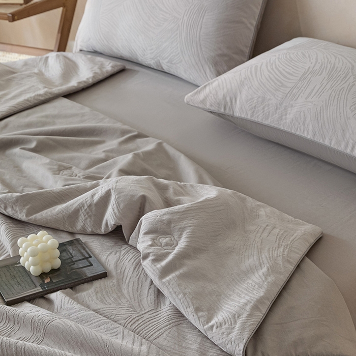 91家纺网 家纺一手货源 找家纺 一加一 2026新款全棉提花级简松弛大豆夏被-素棉云皱 布兰卡-银灰