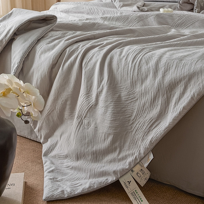 91家纺网 家纺一手货源 找家纺 一加一 2026新款全棉提花级简松弛大豆夏被-素棉云皱 布兰卡-银灰