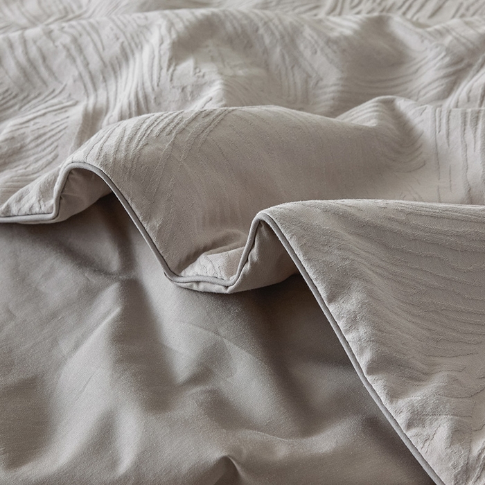 91家纺网 家纺一手货源 找家纺 一加一 2026新款全棉提花级简松弛大豆夏被-素棉云皱 布兰卡-银灰