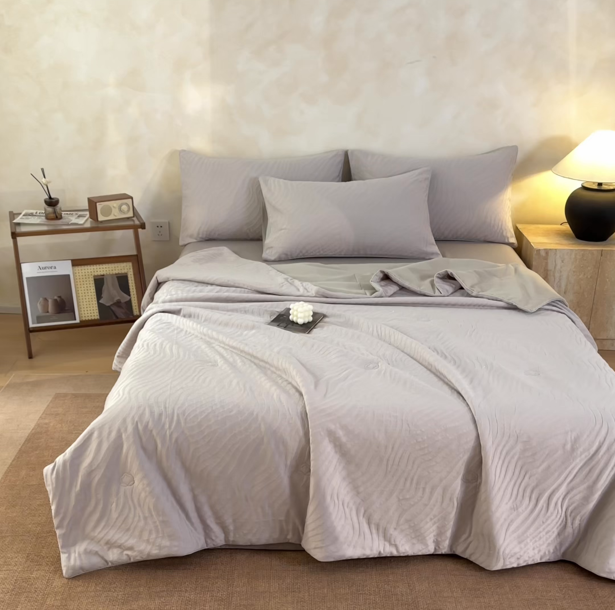 91家纺网 家纺一手货源 找家纺 一加一 2026新款全棉提花级简松弛大豆夏被-素棉云皱 布兰卡-银灰