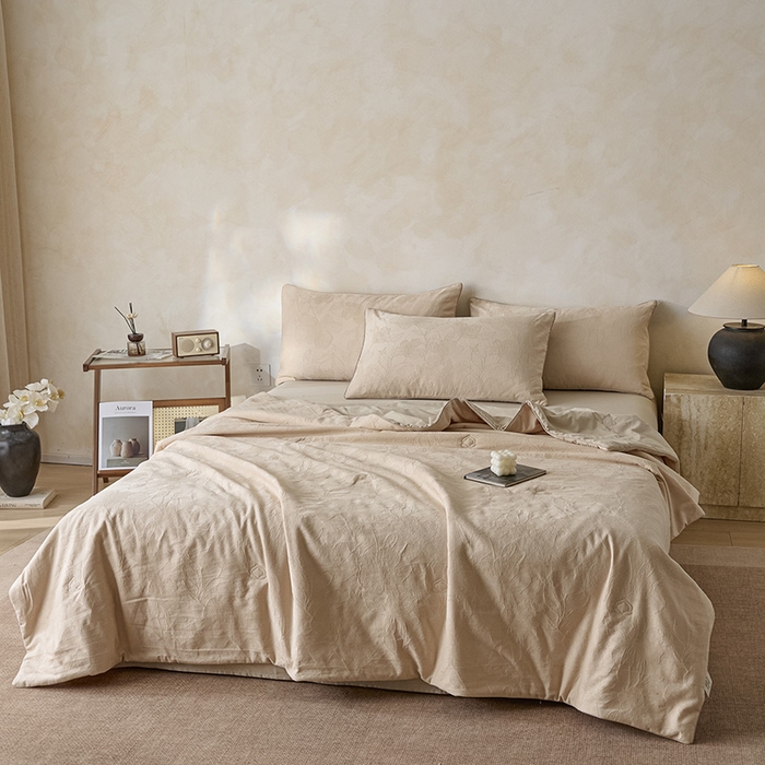 91家纺网 家纺一手货源 找家纺 一加一 2026新款全棉提花级简松弛大豆夏被-素棉云皱 花柔玉净