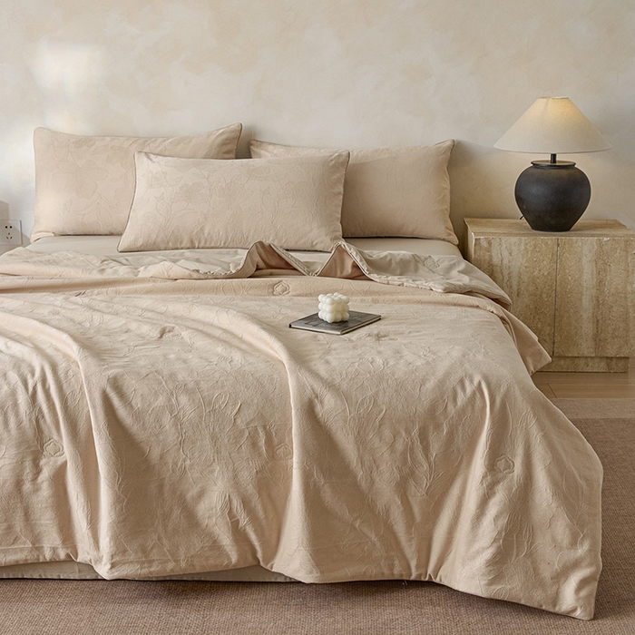 91家纺网 家纺一手货源 找家纺 一加一 2026新款全棉提花级简松弛大豆夏被-素棉云皱 花柔玉净