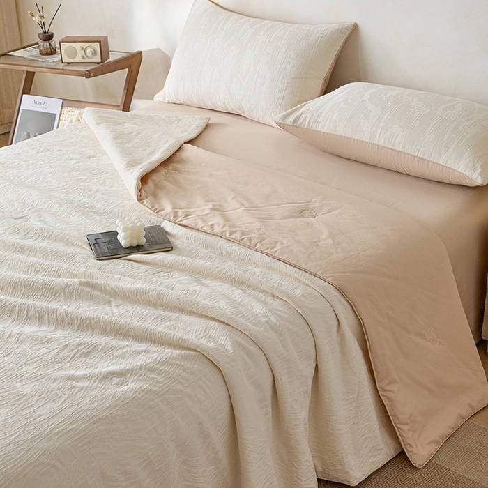 91家纺网 家纺一手货源 找家纺 一加一 2026新款全棉提花级简松弛大豆夏被-素棉云皱 克拉拉