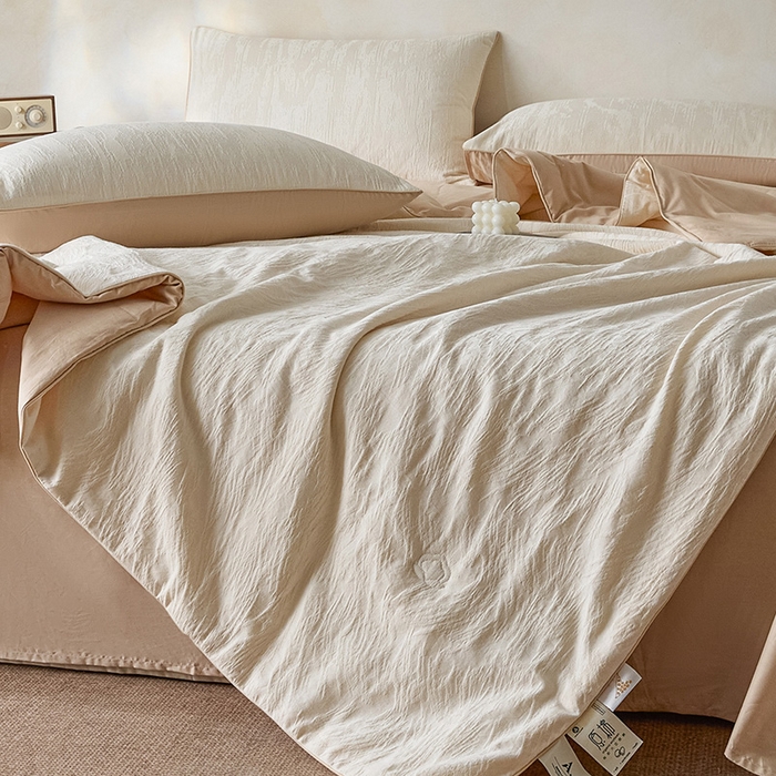 91家纺网 家纺一手货源 找家纺 一加一 2026新款全棉提花级简松弛大豆夏被-素棉云皱 克拉拉