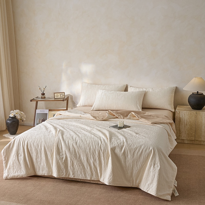 91家纺网 家纺一手货源 找家纺 一加一 2026新款全棉提花级简松弛大豆夏被-素棉云皱 克拉拉