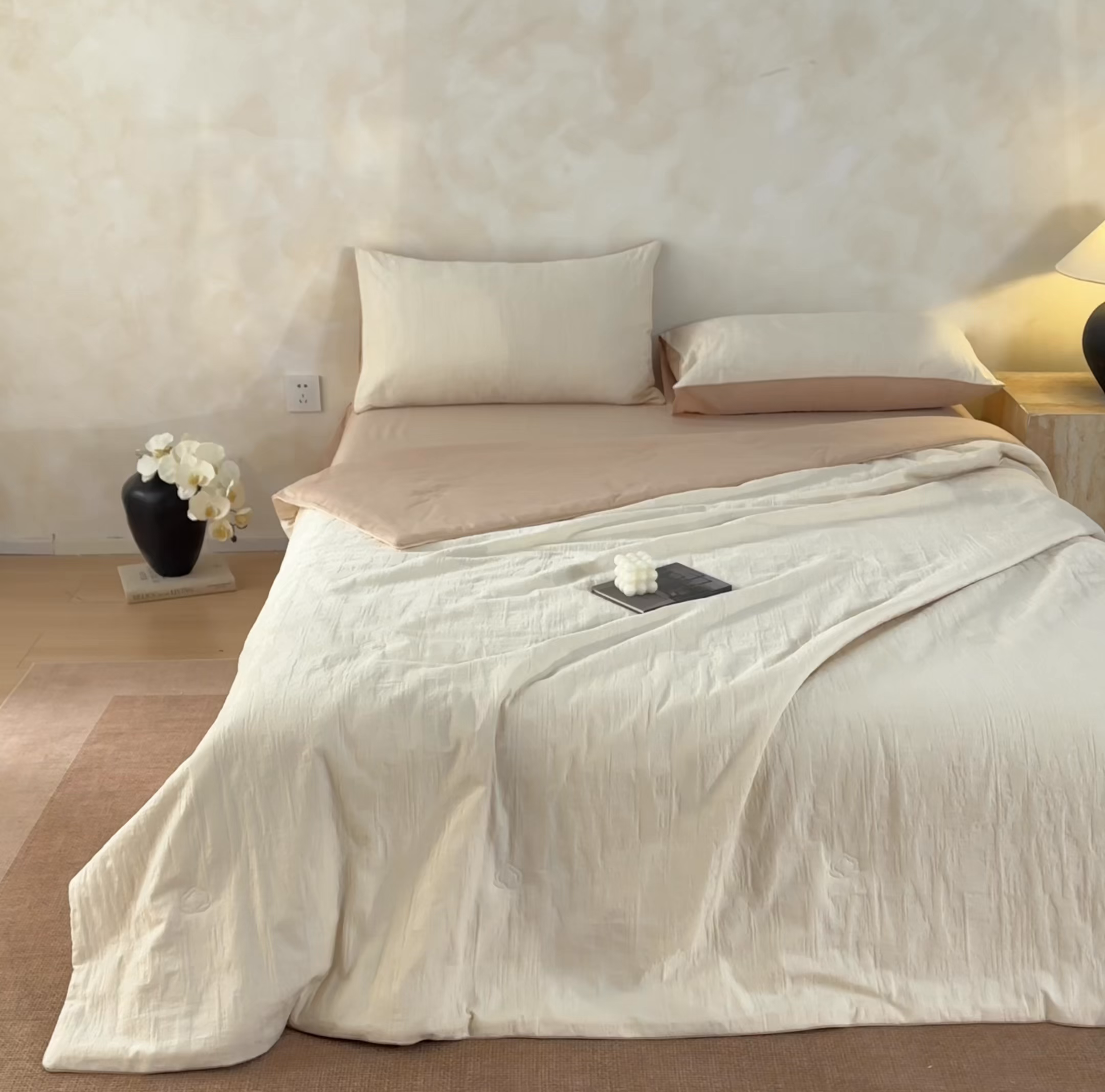 91家纺网 家纺一手货源 找家纺 一加一 2026新款全棉提花级简松弛大豆夏被-素棉云皱 克拉拉