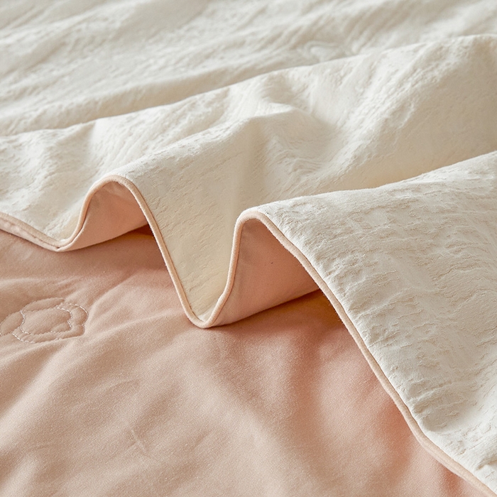 91家纺网 家纺一手货源 找家纺 一加一 2026新款全棉提花级简松弛大豆夏被-素棉云皱 里约