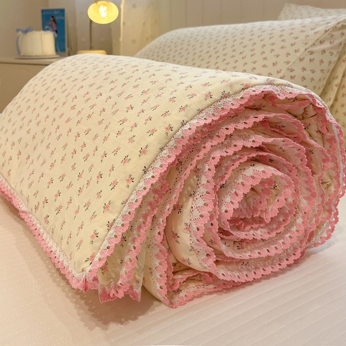 91家纺网 家纺一手货源 找家纺 一加一 2026新款全棉小花边碎花大豆夏被-棉云花畔 禾棠悦色