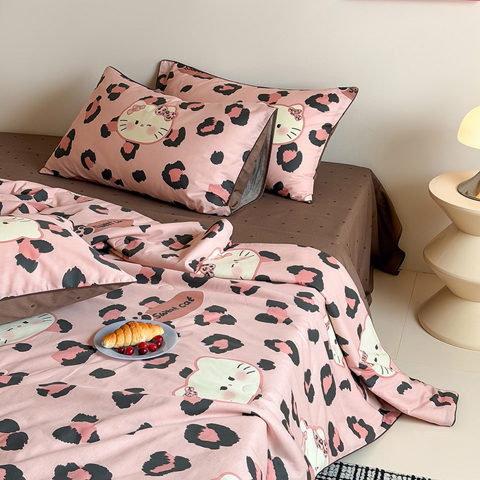 91家纺网 家纺一手货源 找家纺 一加一 2026新款全棉印花KT大豆夏被-云朵抱抱KT 粉豹KT