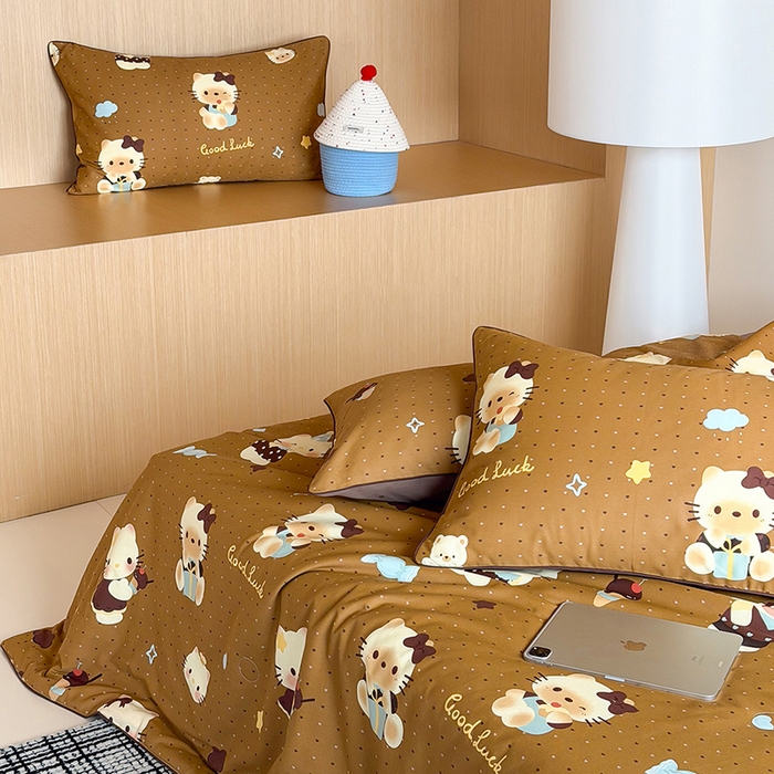 91家纺网 家纺一手货源 找家纺 一加一 2026新款全棉印花KT大豆夏被-云朵抱抱KT KT日记