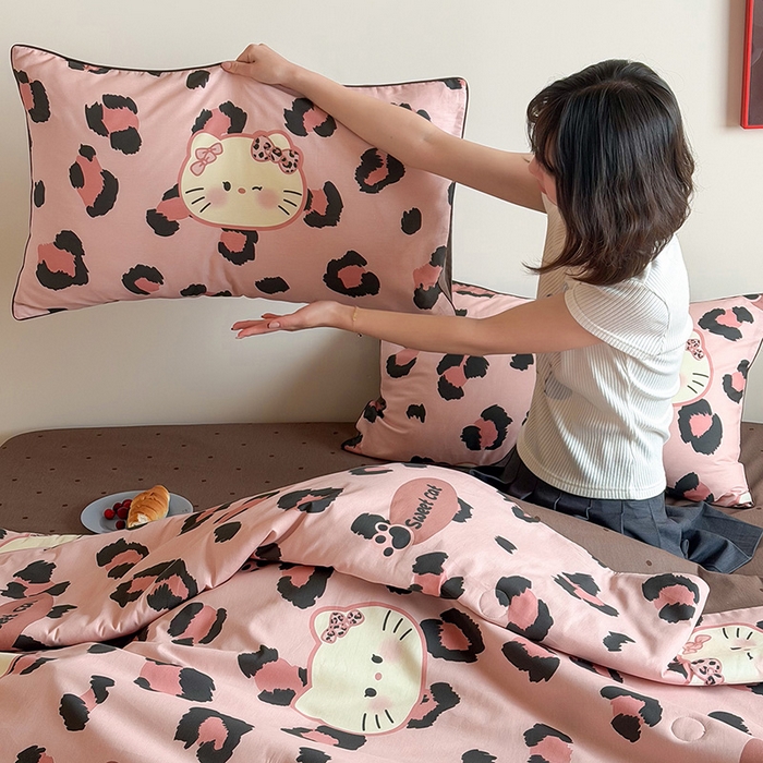 91家纺网 家纺一手货源 找家纺 一加一 2026新款全棉印花KT大豆夏被-云朵抱抱KT 粉豹KT