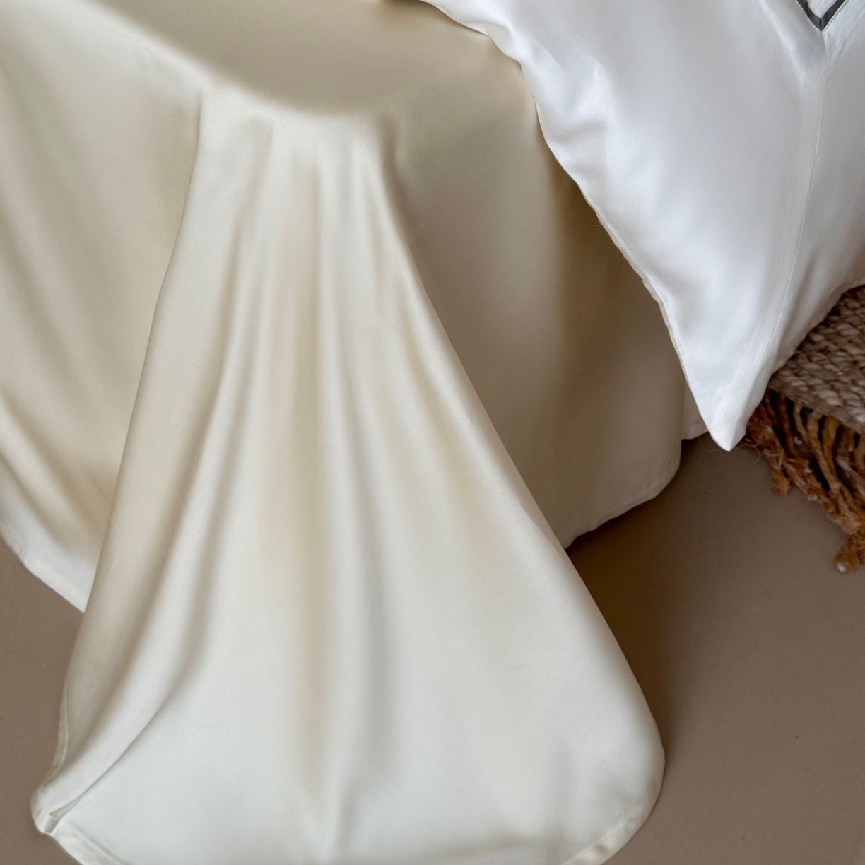 91家纺网 家纺一手货源 找家纺 （总）鹿班家居 2026春夏新款60S兰精天丝刺绣系列四件套-云山晓（标准会员-20元)