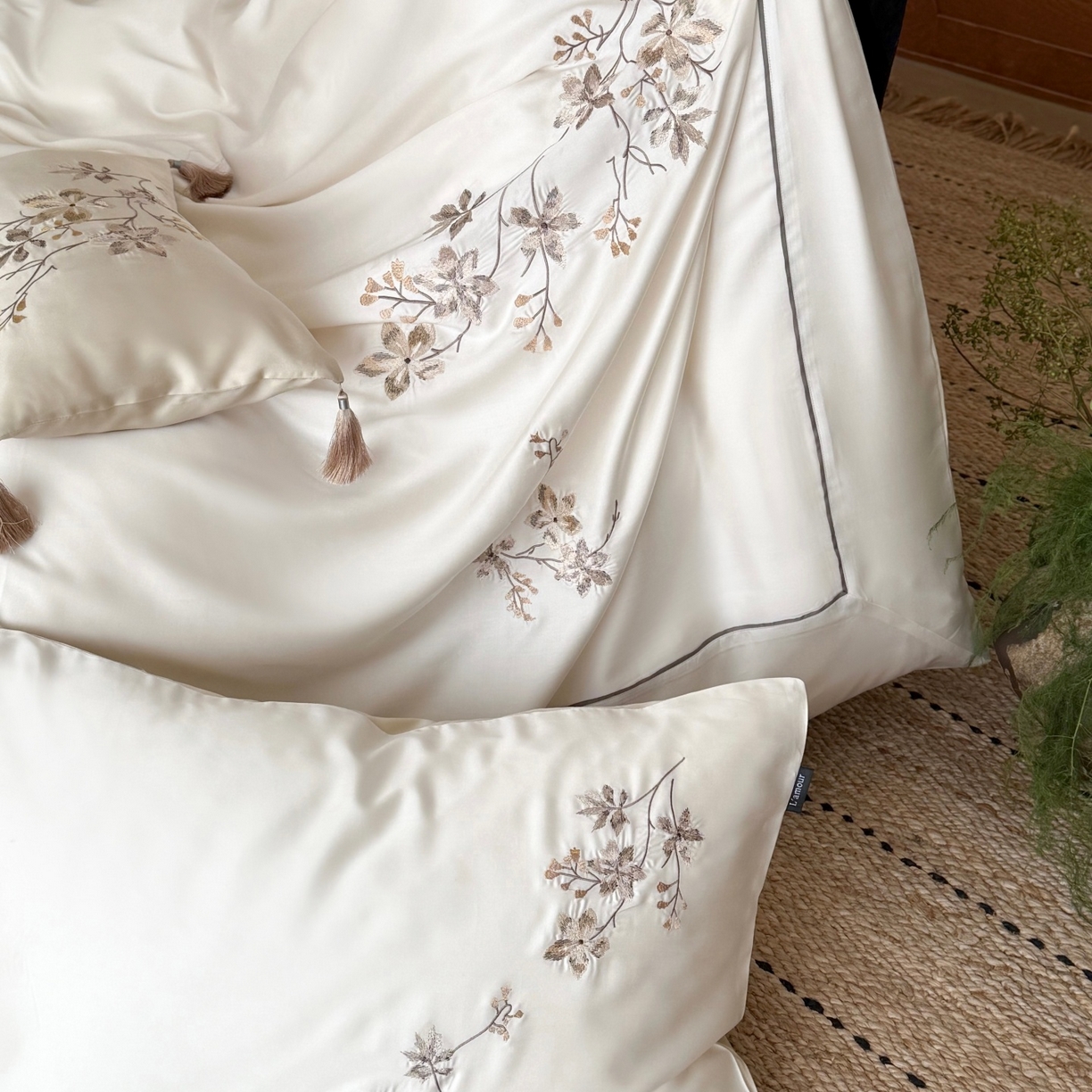 91家纺网 家纺一手货源 找家纺 （总）鹿班家居 2026春夏新款60S兰精天丝刺绣系列四件套-云山晓（标准会员-20元)