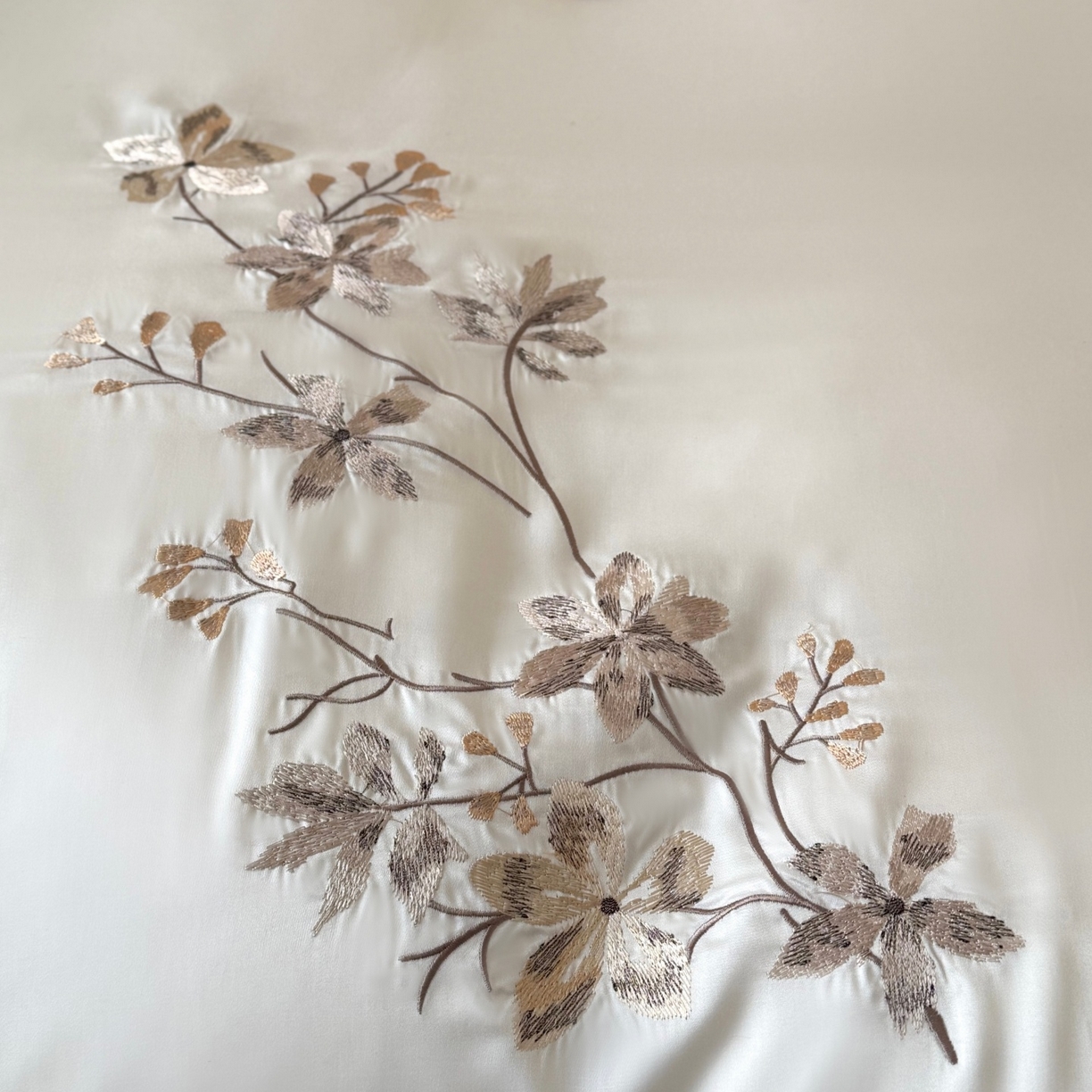 91家纺网 家纺一手货源 找家纺 （总）鹿班家居 2026春夏新款60S兰精天丝刺绣系列四件套-云山晓（标准会员-20元)