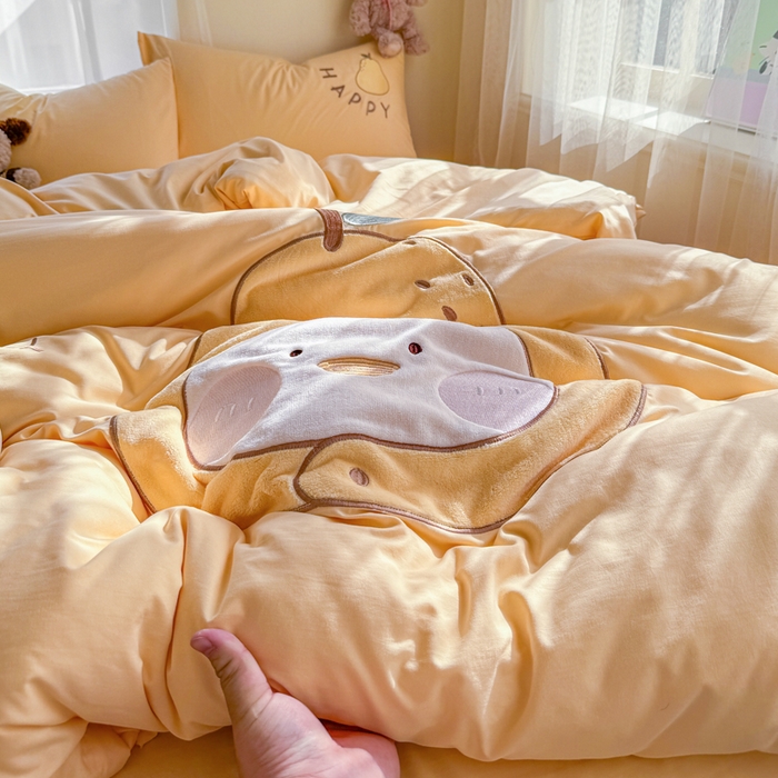 91家纺网 家纺一手货源 找家纺 橘子家 2026新款卡通绣花四件套 梨好鸭