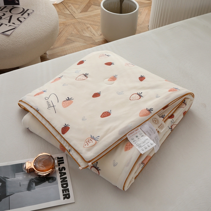 91家纺网 家纺一手货源 找家纺 薇玛仕 2026新款A类牛奶丝针织棉印花大豆夏凉被空调被儿童被 白草莓
