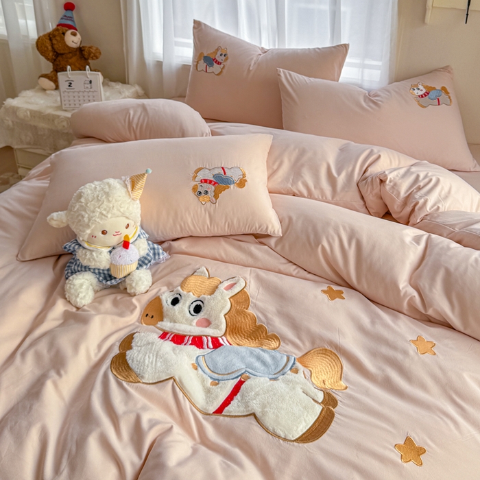 91家纺网 家纺一手货源 找家纺 橘子家 2026新款卡通绣花四件套 马上有福