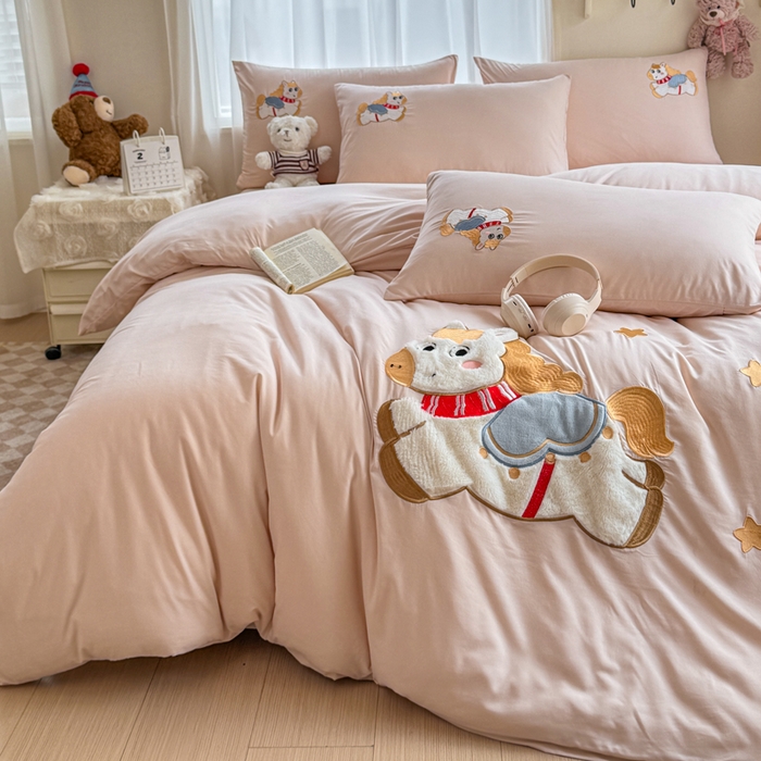 91家纺网 家纺一手货源 找家纺 橘子家 2026新款卡通绣花四件套 马上有福