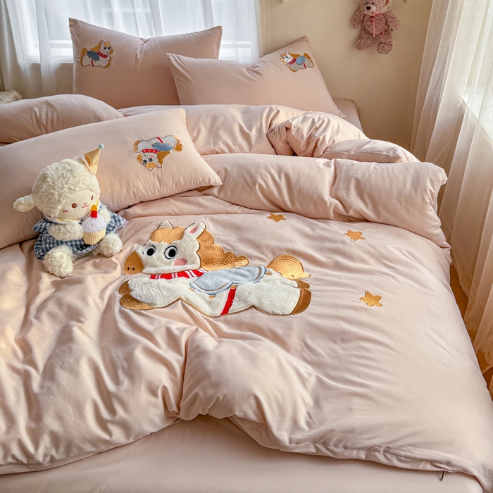 91家纺网 家纺一手货源 找家纺 橘子家 2026新款卡通绣花四件套 马上有福