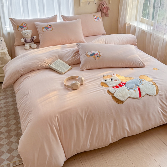 91家纺网 家纺一手货源 找家纺 橘子家 2026新款卡通绣花四件套 马上有福