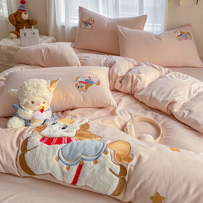 91家纺网 家纺一手货源 找家纺 橘子家 2026新款卡通绣花四件套 马上有福