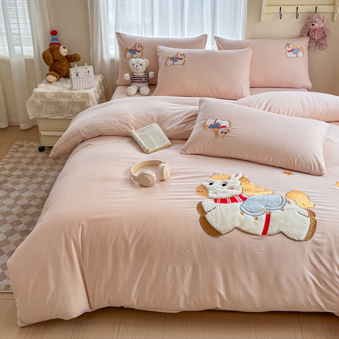 91家纺网 家纺一手货源 找家纺 橘子家 2026新款卡通绣花四件套 马上有福