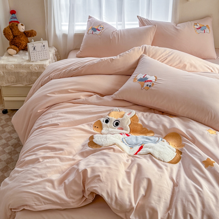 91家纺网 家纺一手货源 找家纺 橘子家 2026新款卡通绣花四件套 马上有福